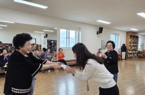 지난 4월 11일 금월봉 동아리가 제20회 충청북도어르신생활체육대회에 출전하여 건강상과 격려금 10만원을 수상하셨으며,

이날 받으신 격려금 10만원을 제천시노인종합복지관에 전액 기부해주셨습니다

금월봉 동아리의 따뜻한 나눔을 통해 앞으로도 어르신들이 더욱 건강하고 즐겁게 활동하실 수 있도록 소중히 사용하겠습니다.