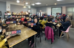 2025년 노인맞춤돌봄 사회참여(평생교육활동) '오손도손' 공예 5회기 실시하였습니다.
공예는 총 5회기로 4월 1일부터 4월 29일까지 매주 화요일 마다 진행하였습니다.

일시 : 2025. 4. 29.(화) 9:30~11:00  (총 5회기)
장소 : 다인공방
대상 : 노인맞춤돌봄 대상자 15명
내용 : 평생교육활동으로 사회관계망 형성과 소근육 자극을 통한 잔존기능 강화 및 정서적 안정을 도모함.

앞으로도 어르신들의 활기찬 노후를 위한 참여 활동을 할 수 있도록 노력하겠습니다.