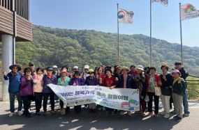 국립제천치유의숲 연계로 진행한 회기형 숲체험을 실시하였습니다.
숲체험은 총 8회기로 4월 8일부터 6월 3일까지 매주 화요일 마다 진행합니다.

- 사업명: 숲체험
- 일시:  2024. 4. 29.(화) 13:00~17:00
- 참가자:  제천시노인종합복지관 회원 40명
- 4회기 교육내용:  숲길걷기, 치매예방스텝