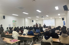 12월 8일 노인맞춤돌봄서비스 사업 성과보고회를 진행하였습니다.

제천시노인종합복지관 박재홍 관장님을 비롯해 생활지원사 73명 등이 참석하였으며, 2023년 한 해 동안의 활동 내용, 사례 발표 등에 대해 이야기하며 한 해를 되돌아보는 시간을 가졌습니다.

제천시노인종합복지관은 2024년도에도 일상생활 영위가 어려운 취약 노인에게 적절한 돌봄서비스를 제공하여 안정적인 노후 생활 보장, 노인의 기능, 건강 유지 및 악화 예방에 힘쓰도록 하겠습니다.

감사합니다.